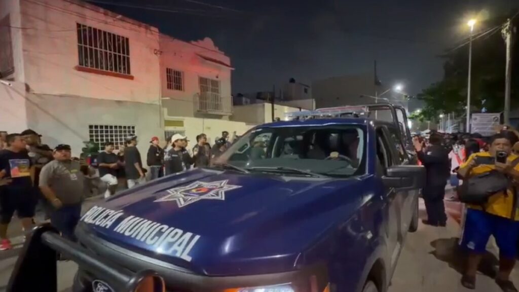 Tras agresión de cubano captada en video, vecinos causan destrozos en vivienda de Cancún