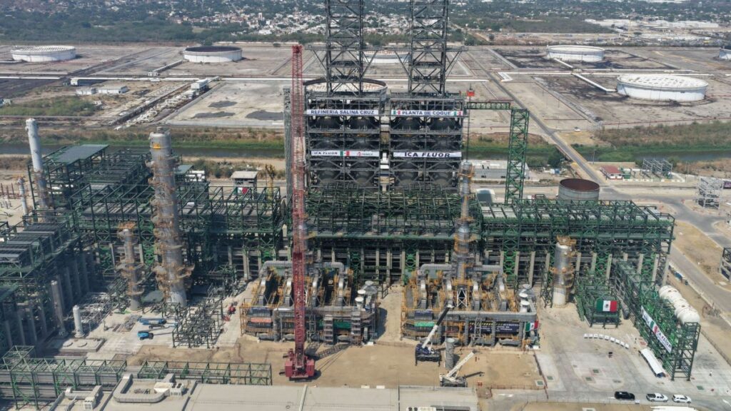 Trasladan a hospital en CDMX a 2 de los trabajadores lesionados por explosión en refinería de Salina Cruz