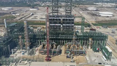 Trasladan a hospital en CDMX a 2 de los trabajadores lesionados por explosión en refinería de Salina Cruz