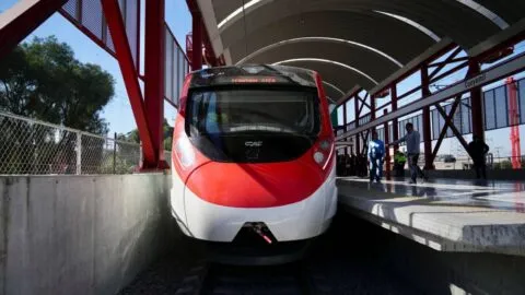 Tren Suburbano Buenavista-AIFA reanuda servicio tras falla y horas de retrasos