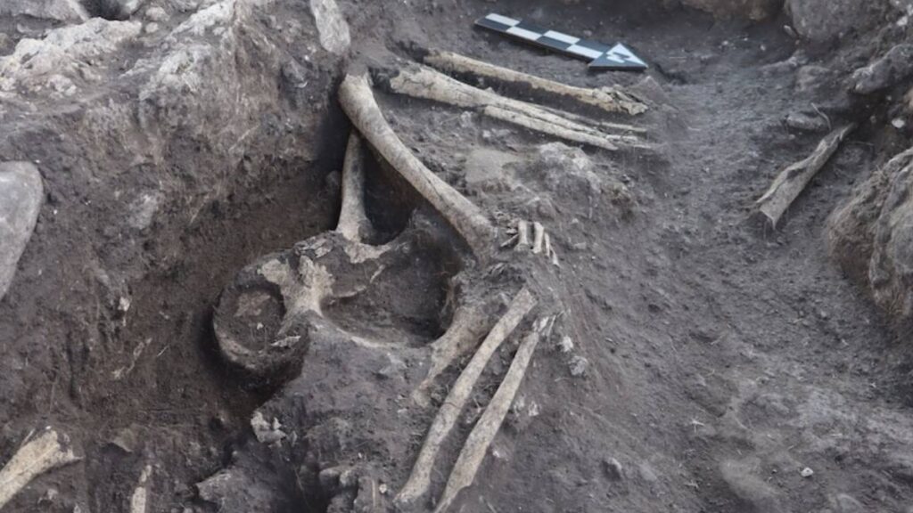 Hallaron vasijas miniatura y tumbas semejantes a las de tiro.