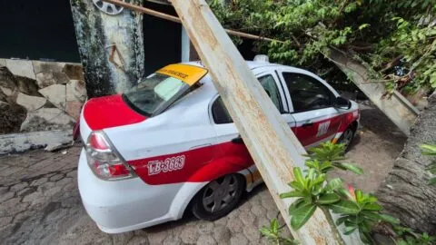 Turbonada provoca cierre de puertos en Veracruz y caída de espectacular en taxi