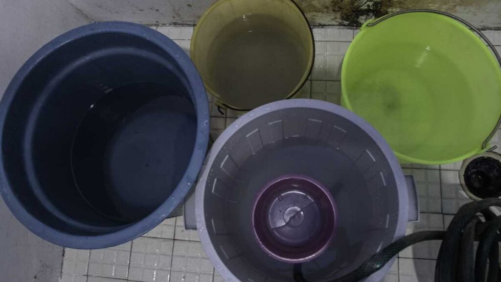 Vecinos denuncian corte de agua y encaran a personal