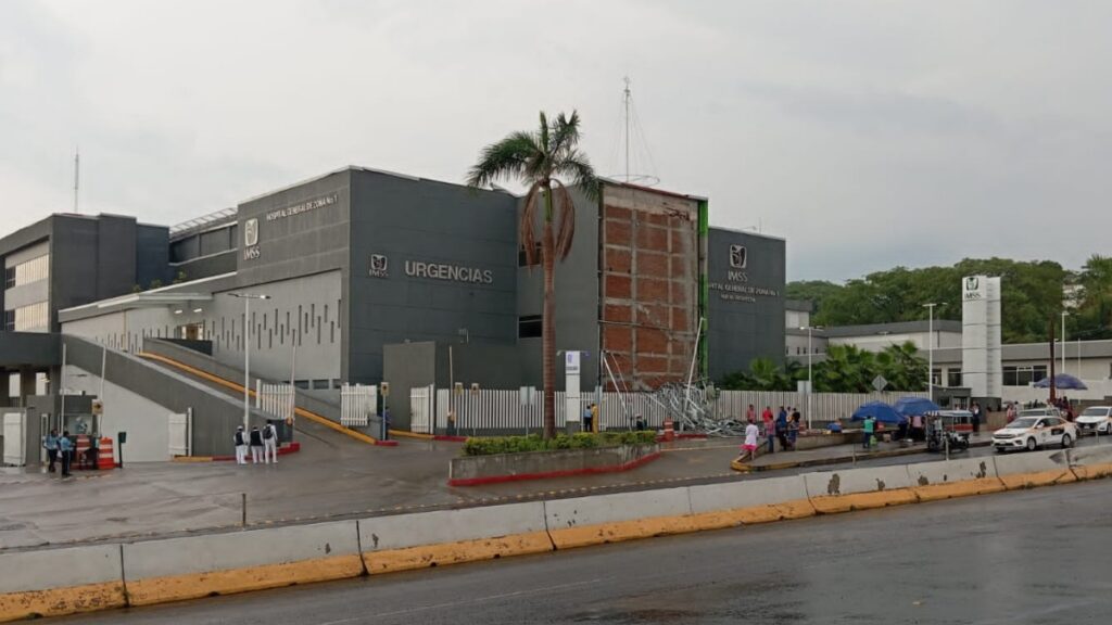 Vientos derriban estructura en fachada del Hospital Nuevo Frontera en Tapachula