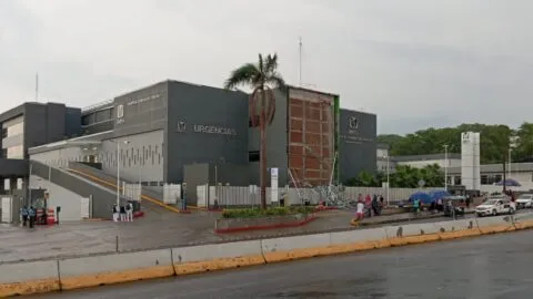 Vientos derriban estructura en fachada del Hospital Nuevo Frontera en Tapachula