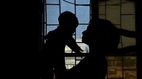 Mujeres en Sudán crían hijos nacidos tras violaciones de guerra