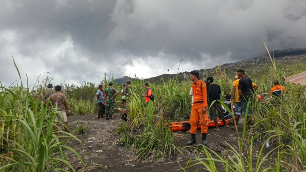 Equipos de rescate recuperaron cuerpos tras erupción del volcán Dukono.