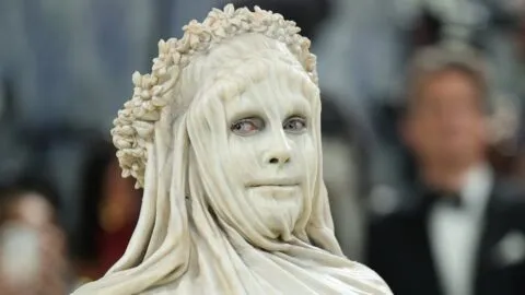 ¡Lo vuelve a hacer! Heidi Klum impacta con vestido de escultura de mármol en la Met Gala 2026: video