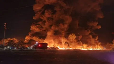 Voraz incendio consume recicladora de plásticos en Culiacán