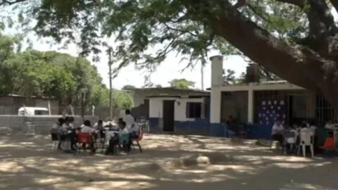 Primaria de Juchitán toma clases bajo un árbol por altas temperaturas
