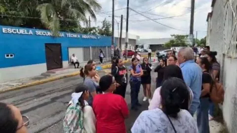 Indignación en Veracruz: denuncian grupos de WhatsApp con fotos editadas de alumnas mediante IA