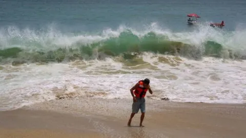 Alertan por mar de fondo en Guerrero; oleaje elevado afectará las costas durante 72 horas