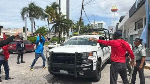 Docentes de la CETEG vandalizan patrulla de la Guardia Nacional durante marcha en Acapulco