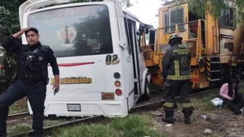 Tren arrolla unidad de transporte público en Puebla, reportan 17 heridos