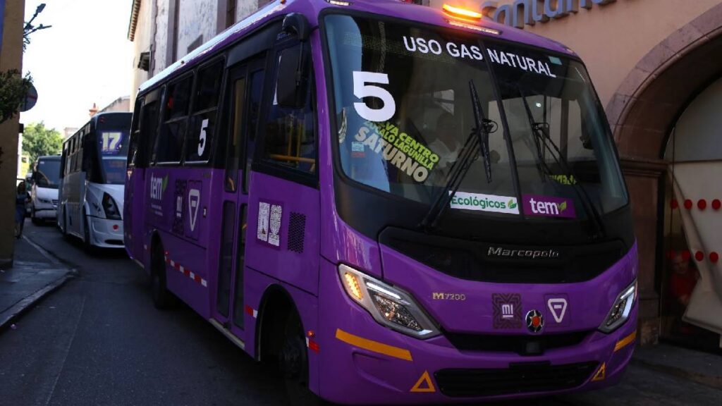 activista-beatriz-fragoso-amenazo-con-lanzarse-de-una-cornisa-por-aumento-a-transporte-publico-en-morelos