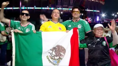 Aficionados aprovechan la noche para reunirse en inmediaciones del Estadio Ciudad de México
