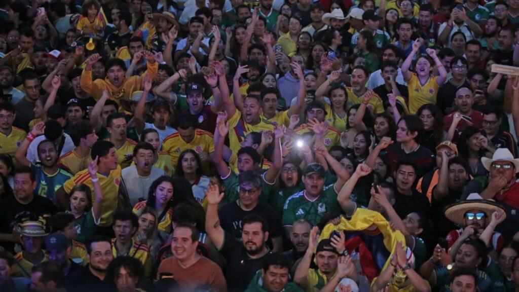 Aficionados colombianos festejan la victoria de su selección en la Minerva de Guadalajara