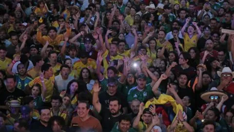Aficionados colombianos festejan la victoria de su selección en la Minerva de Guadalajara