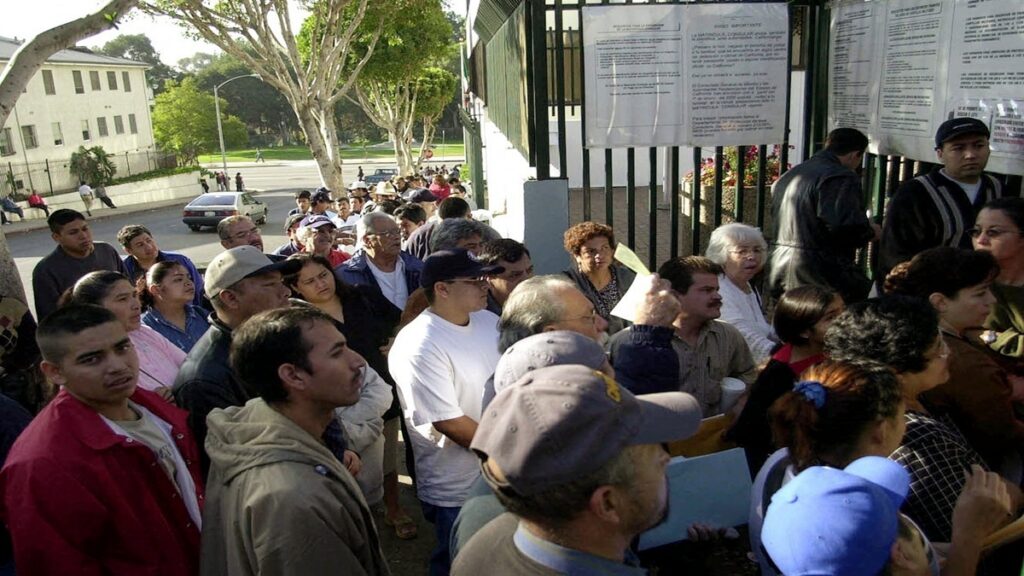 Personas afuera de consulado mexicano