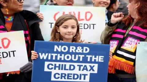 Crédito tributario por hijos (Child Tax Credit) 2026: cuánto te corresponde si tienes hijos y cómo reclamarlo en tu declaración de impuestos — incluso con ITIN