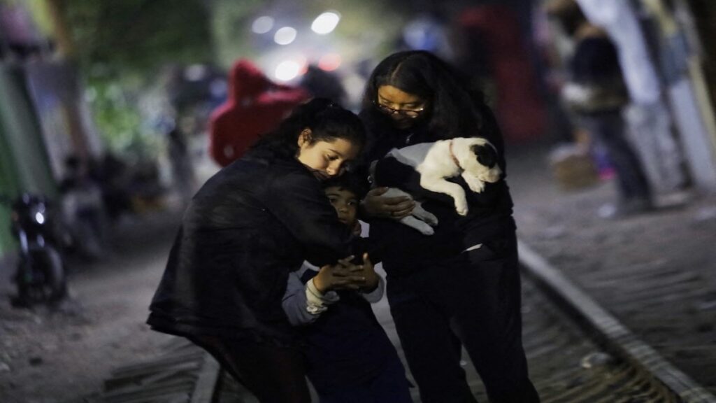 Migrantes en un campamento mexicano
