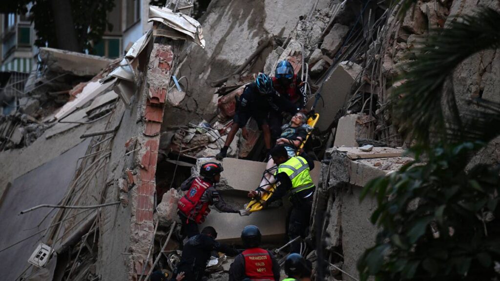 Rescates tras sismo en Venezuela