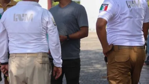 Captan a agente migratorio agrediendo a puñetazos a conductor en Chiapas