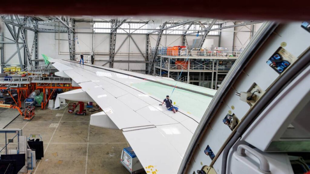 Airbus revisará 16 aviones A380 por posibles fisuras en las alas; cinco aeronaves de Emirates serán inspeccionadas de forma urgente.