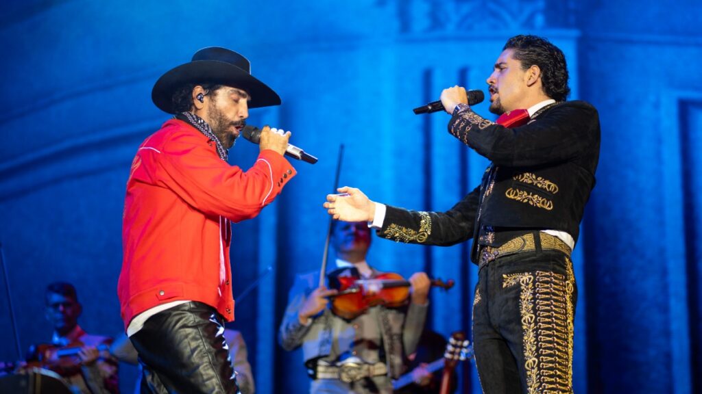 Alejandro Fernández en La Minerva con su hijo