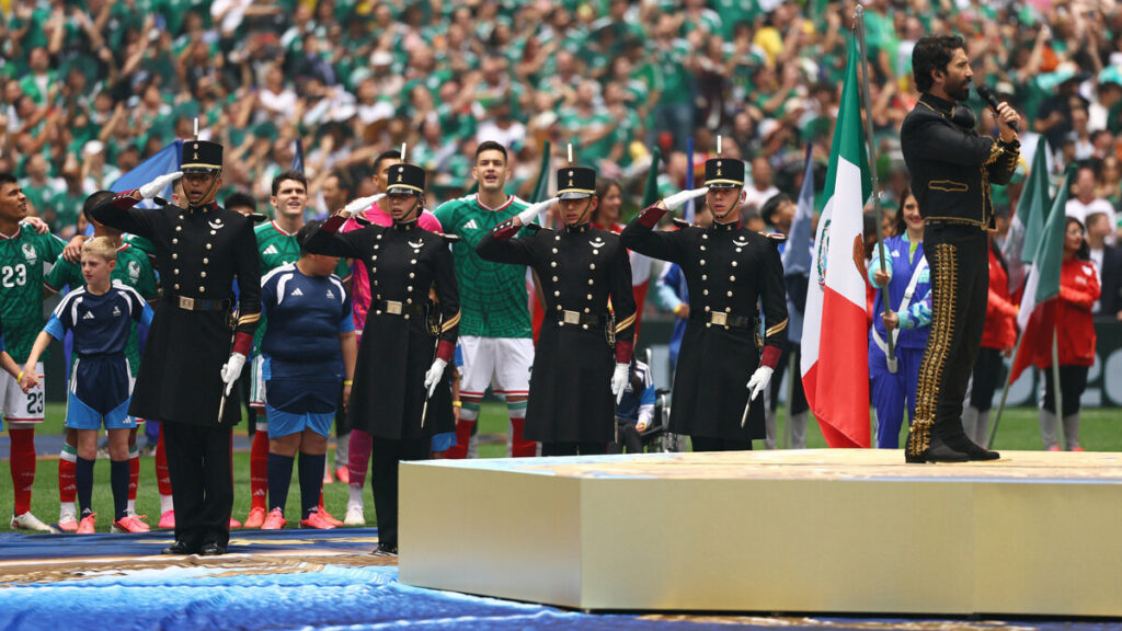 Alejandro Fernández entonó el himno de México en el Estadio Azteca
