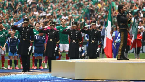 Alejandro Fernández entona el Himno Nacional Mexicano en la inauguración del Mundial 2026