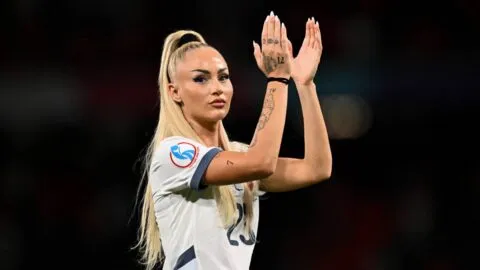 La futbolista más viral del mundo, Alisha Lehmann, se compromete en una romántica propuesta