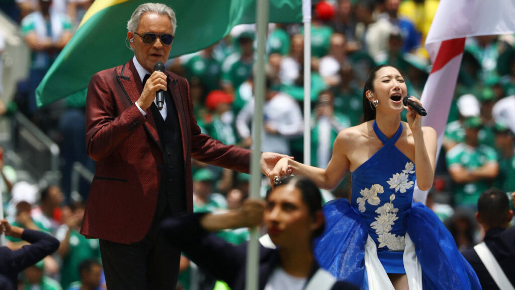 Andrea Bocelli y Ejae en la inauguración del Mundial