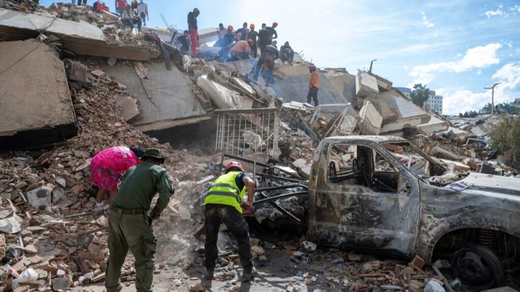 Ante protestas de vecinos, grupo de militares se suma a labores de rescate en Venezuela