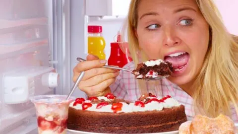 Mujeres que toman píldora anticonceptiva podrían tener más riesgo de comer por problemas emocionales