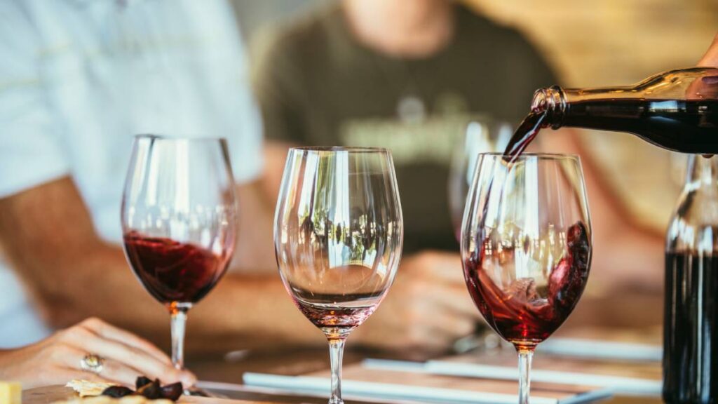 Titular de Unidad Antisecuestro convivía con alcohol en oficinas.