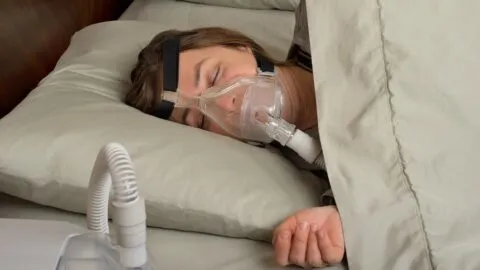 Apnea del sueño afecta más a mujeres y podría pasar desapercibida, revela estudio