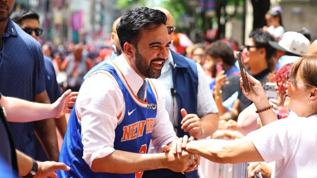 Alcalde Mamdani en el desfile del Día de Puerto Rico. Foto: Gordon Donovan / AFP