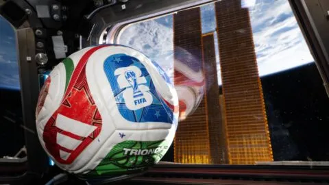Astronautas de la NASA llevan el Mundial al espacio; ¿qué hacen jugando con un balón de futbol?