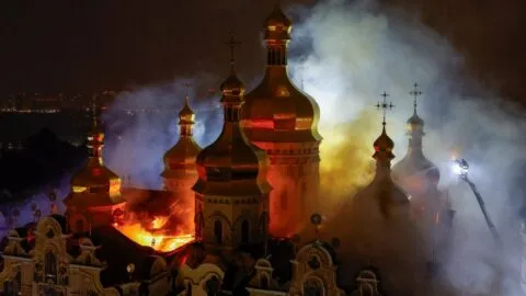 Ataque aéreo de Rusia daña e incendia icónico monasterio en la capital de Ucrania