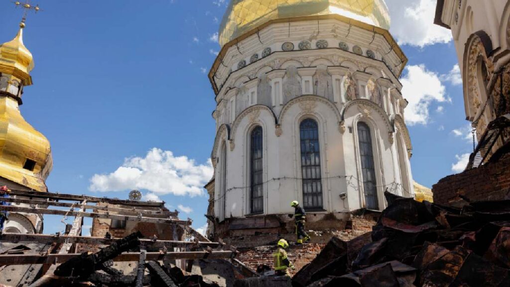 Ataque masivo de Rusia deja 11 muertos e incendia la histórica Catedral de la Dormición en Ucrania.