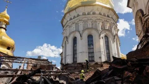 Ataque ruso deja 11 muertos e incendia la Catedral de la Dormición en Ucrania