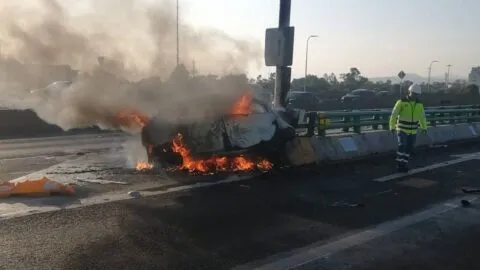 Fuerte accidente: auto choca y se incendia en Viaducto Tlalpan