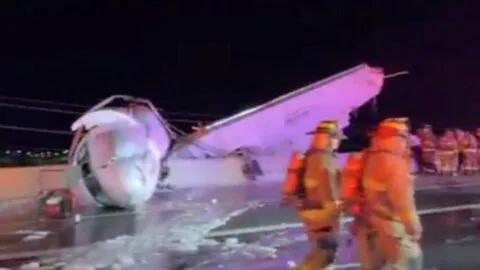 Videos impactan: Avioneta cae en autopista de Texas y conductores intentan rescatar a tripulación atrapada