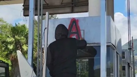 Estudiantes de Ayotzinapa toman caseta de Palo Blanco para exigir avances en la búsqueda de los 43