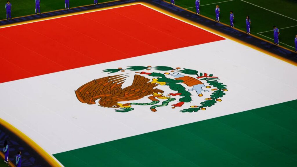 Bandera México en partido en el Azteca