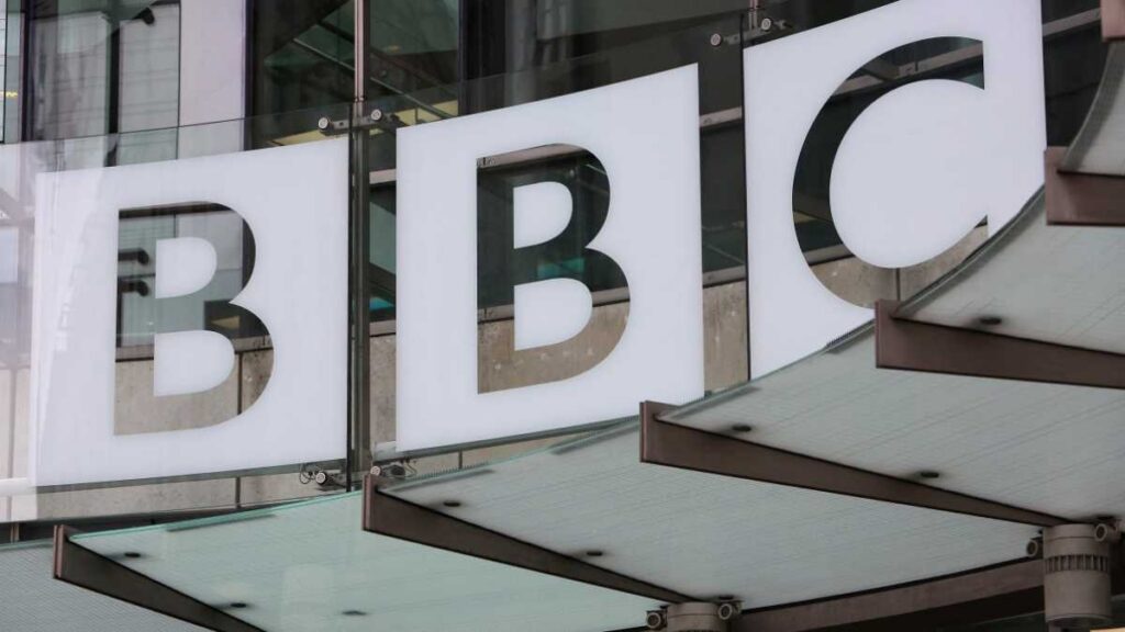 BBC eliminará 550 empleos antes de 2027 como parte de un amplio plan de recortes