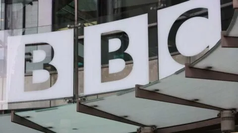 BBC eliminará 550 empleos antes de 2027 como parte de un amplio plan de recortes