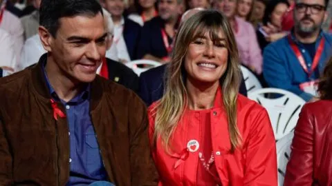 Juez envía a juicio a esposa del presidente de España y le retira el pasaporte