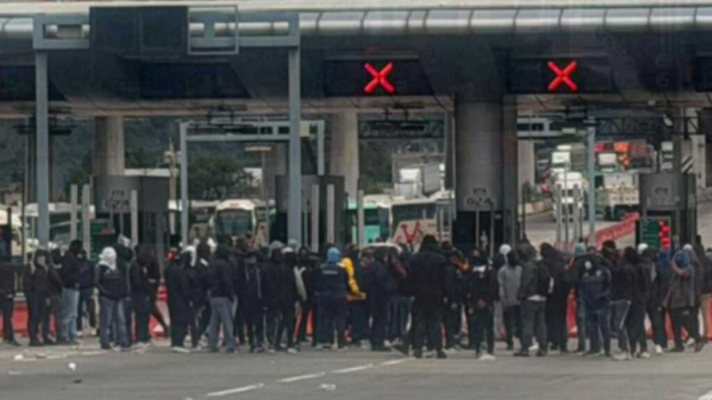 Manifestantes bloquean autopista México-Cuernavaca